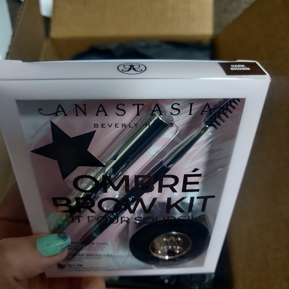 Anastasia Beverly Hills Ombre Brow Kit - Picture 3 of 5